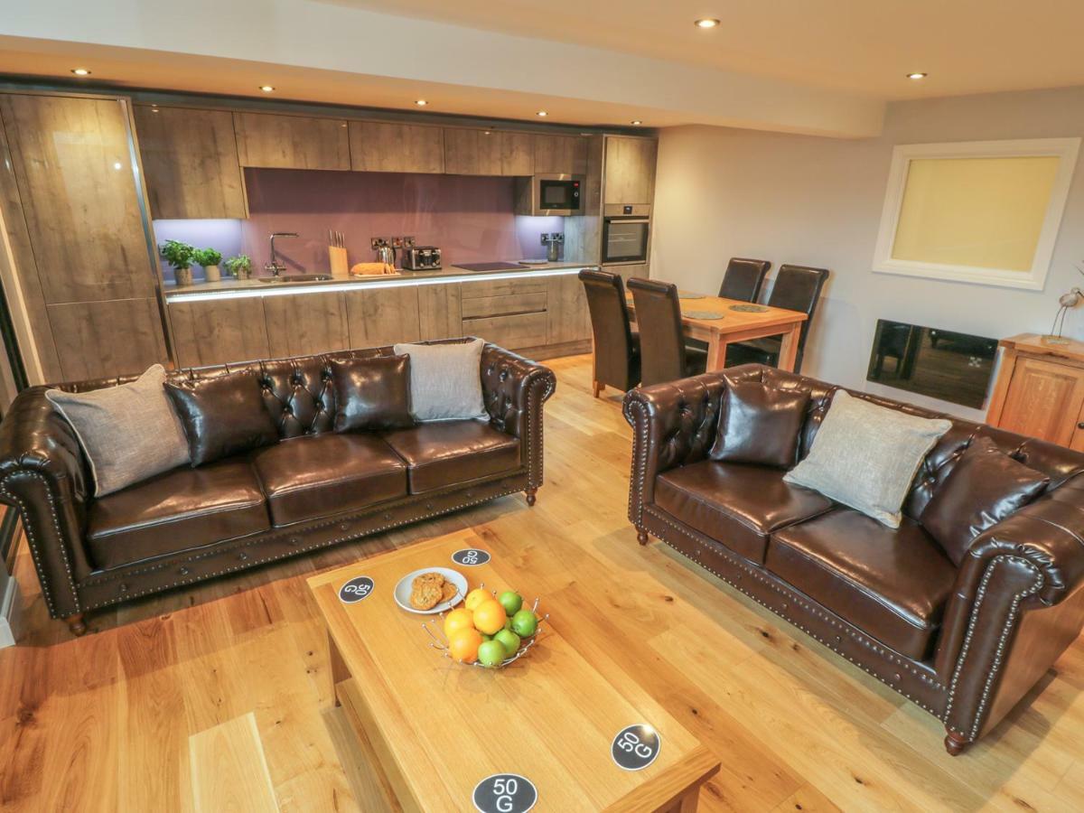 Tornado Engine Shed Apartment Уитби Екстериор снимка