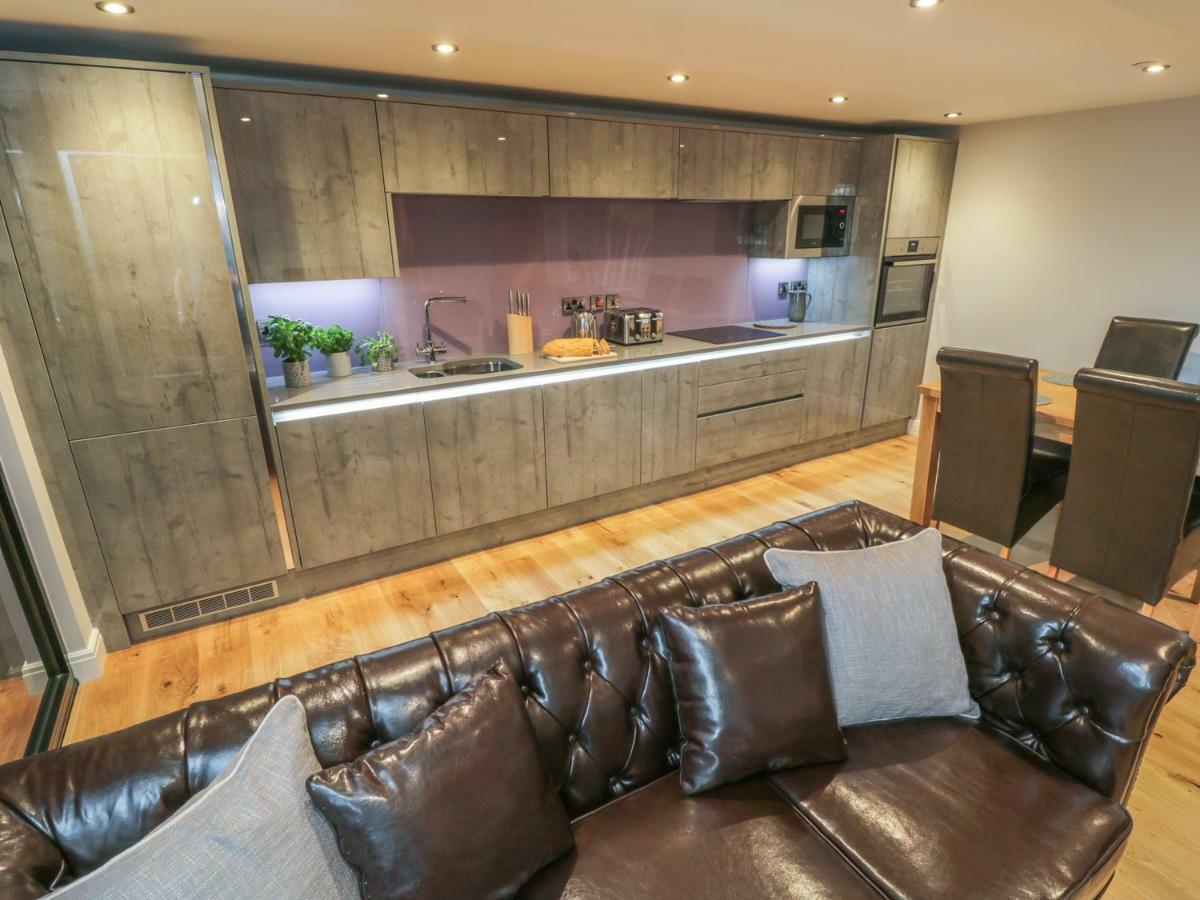 Tornado Engine Shed Apartment Уитби Екстериор снимка